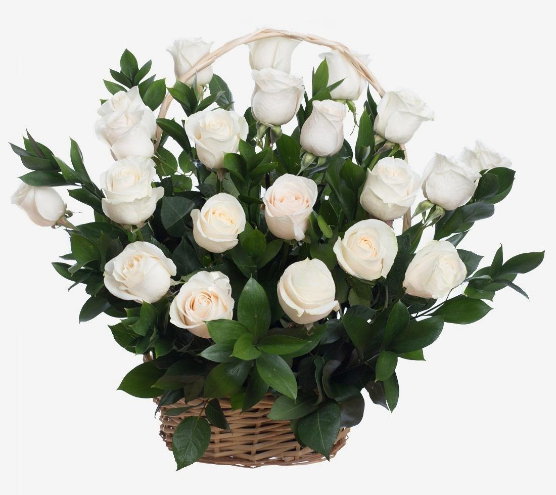 Korb mit weißen Rosen
