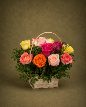Korb mit Regenbogenrosen
